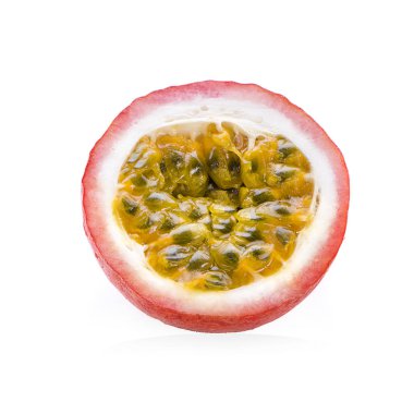 Tutku meyvelerinin yarısı beyaz arka planda izole. -