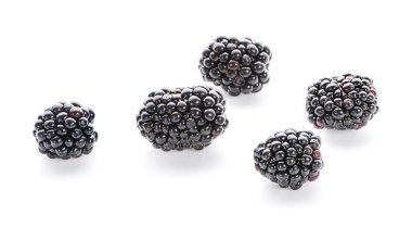 Beyaz arkaplanda izole edilmiş böğürtlen 