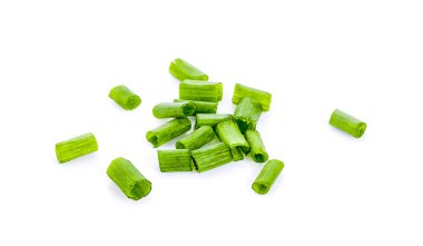 Beyaz arka planda izole edilmiş taze taze soğanlar.