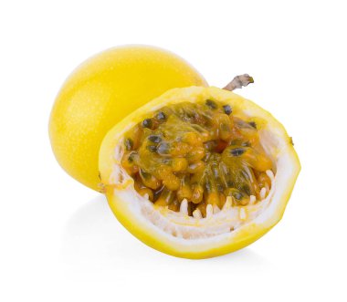 Tutku meyvesi, beyaz arka planda izole edilmiş.