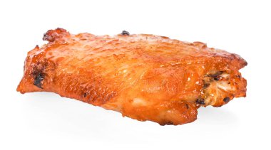 Sıcak ve çıtır çıtır kızarmış tavuk bacakları beyaz arka planda izole edilmiş.