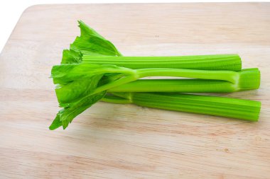 Beyaz arka plan üzerinde izole ahşap üzerine kereviz