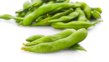 Beyaz arkaplanda yeşil soya fasulyesi