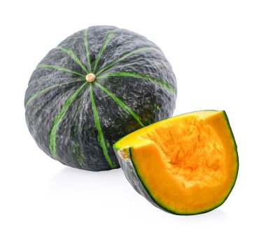 Beyaz arkaplanda izole edilmiş balkabağı dilimi