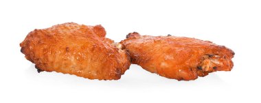 Sıcak ve çıtır çıtır kızarmış tavuk bacakları beyaz arka planda izole edilmiş.