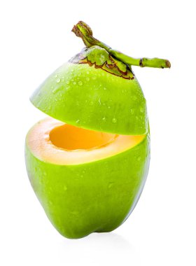 su damlası yeşil hindistan cevizi beyaz arkaplanda izole 