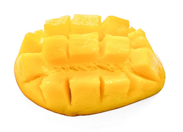 Beyaz bir arka plan üzerinde izole mango küp dilimleri — Stok fotoğraf