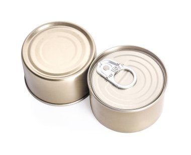 Beyaz arkaplanda boş teneke kutular 