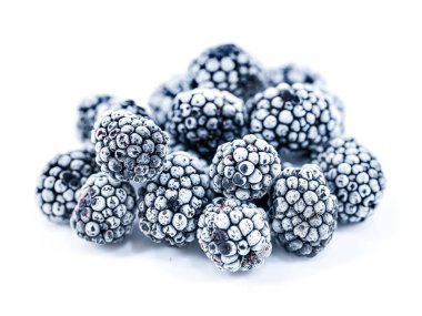 Beyaz arkaplana karşı donmuş böğürtlen 