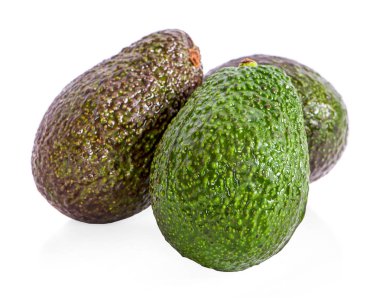 avokado beyaz arkaplanda izole edildi