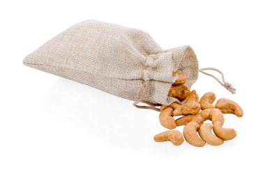 Beyaz zemin üzerine kavrulmuş tuzlu kaju fıstığı yığını 