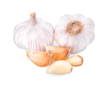 Beyaz arkaplanda sarımsak izole edilmiş.