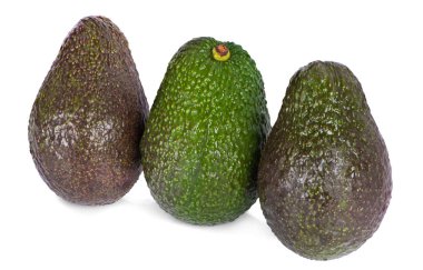 Avokado ve avokado yaprağı beyaz bir arkaplanda izole edilmiş..