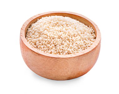 Tahta kasedeki susam tohumları beyaz arka planda izole edilmiş. Baharatlar