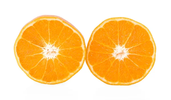Perfekt retuscherad skivad hälften av apelsinfrukt solerad på w — Stockfoto