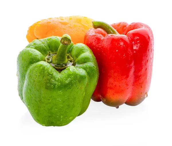 Свіжі овочі три солодкий червоний, жовтий, зелений перець, ізольовані — стокове фото