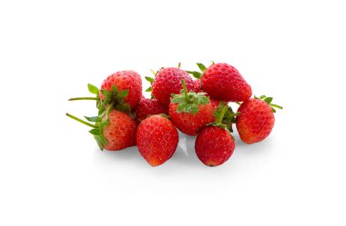 Çilek beyaz arkaplanda izole edildi