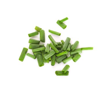 taze kesilmiş yeşil soğanlar izole edilmiş.