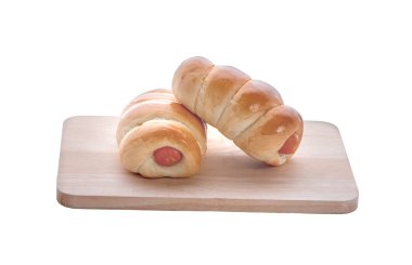 Hamurda sosis. Beyaz arka planda izole edilmiş.