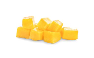 Beyaz sırtüstü izole edilmiş mango küp dilimi