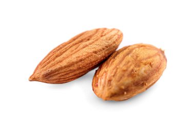 Beyaz arkaplanda izole edilmiş badem fıstıkları