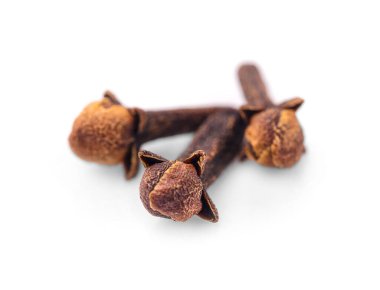 Beyaz arkaplanda kuru karanfiller izole