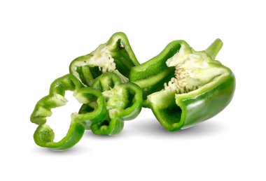 Beyaz arka planda izole edilmiş tatlı dolmalık biber dilimleri.