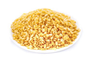 Moong daal 'ı beyaz arkaplanda böl