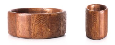 Tahta kase beyaz arka planda izole edilmiş.