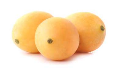 Beyaz arkaplanda yalıtılmış Marian erik meyvesi