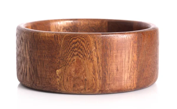 Tahta kase beyaz arka planda izole edilmiş.