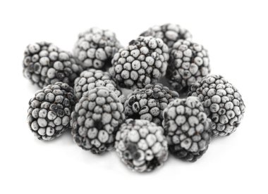 Donmuş böğürtlenler beyaz arkaplanda izole