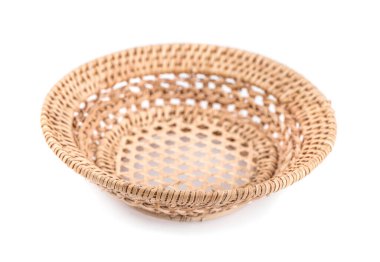 Hasır sepet beyaz arkaplanda izole edildi