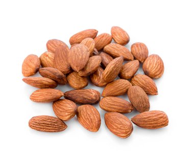 Beyaz arkaplanda izole edilmiş badem fıstıkları