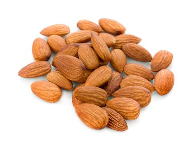 Beyaz arkaplanda izole edilmiş badem fıstıkları