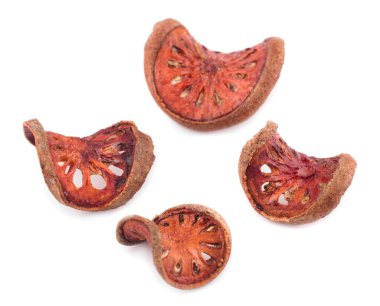 Beyaz arkaplanda izole edilmiş kurutulmuş ayva dilimleri