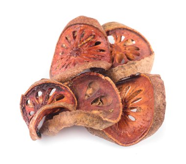 Beyaz arkaplanda izole edilmiş kurutulmuş ayva dilimleri