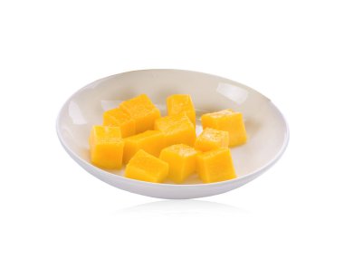 Beyaz arkaplanda izole edilmiş mango dilimi