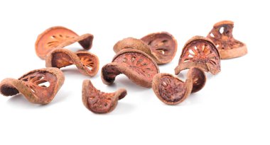 Beyaz arkaplanda izole edilmiş kurutulmuş ayva dilimleri