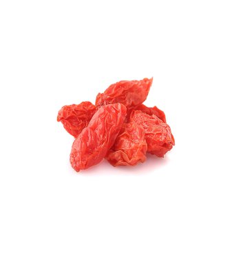 Beyaz arka planda kurumuş kurt üzümü yığını