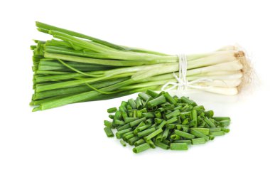 Beyaz zemin üzerinde yeşil taze soğan izole