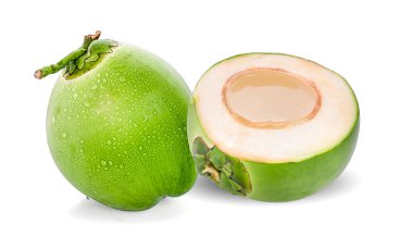 su damlası yeşil hindistan cevizi beyaz arkaplanda izole