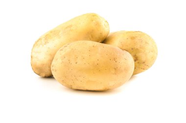 Genç patates beyaz arka planda izole edilmiş