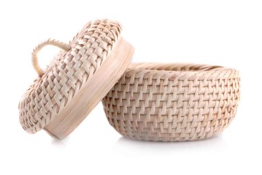 Beyaz arkaplanda izole edilmiş vintage dokuma sepeti