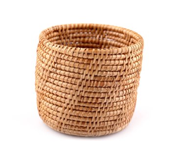 Beyaz arkaplanda izole edilmiş vintage dokuma sepeti