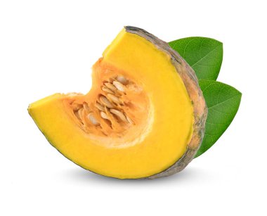 Beyaz arkaplanda izole edilmiş balkabağı dilimi.