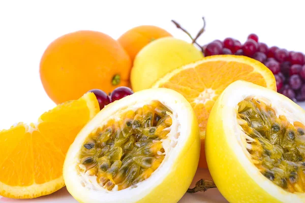 Pomarańczowy Winogronowy Marakuja Białym Tle — Zdjęcie stockowe