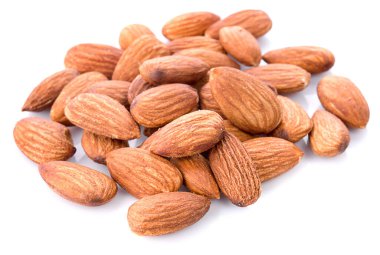 Badem izole edilmiş. Beyaz arkaplanda badem