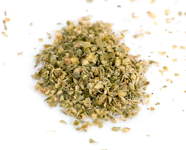 Beyaz arkaplanda yalıtılmış Oregano baharatı