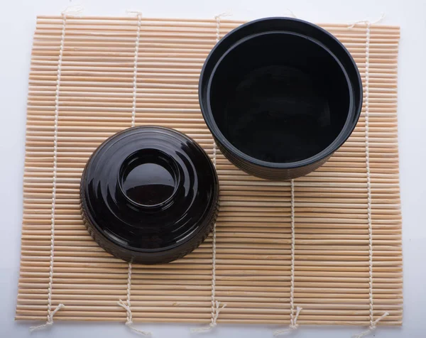 Japon siyah kasesi beyaz arka planda izole edilmiş